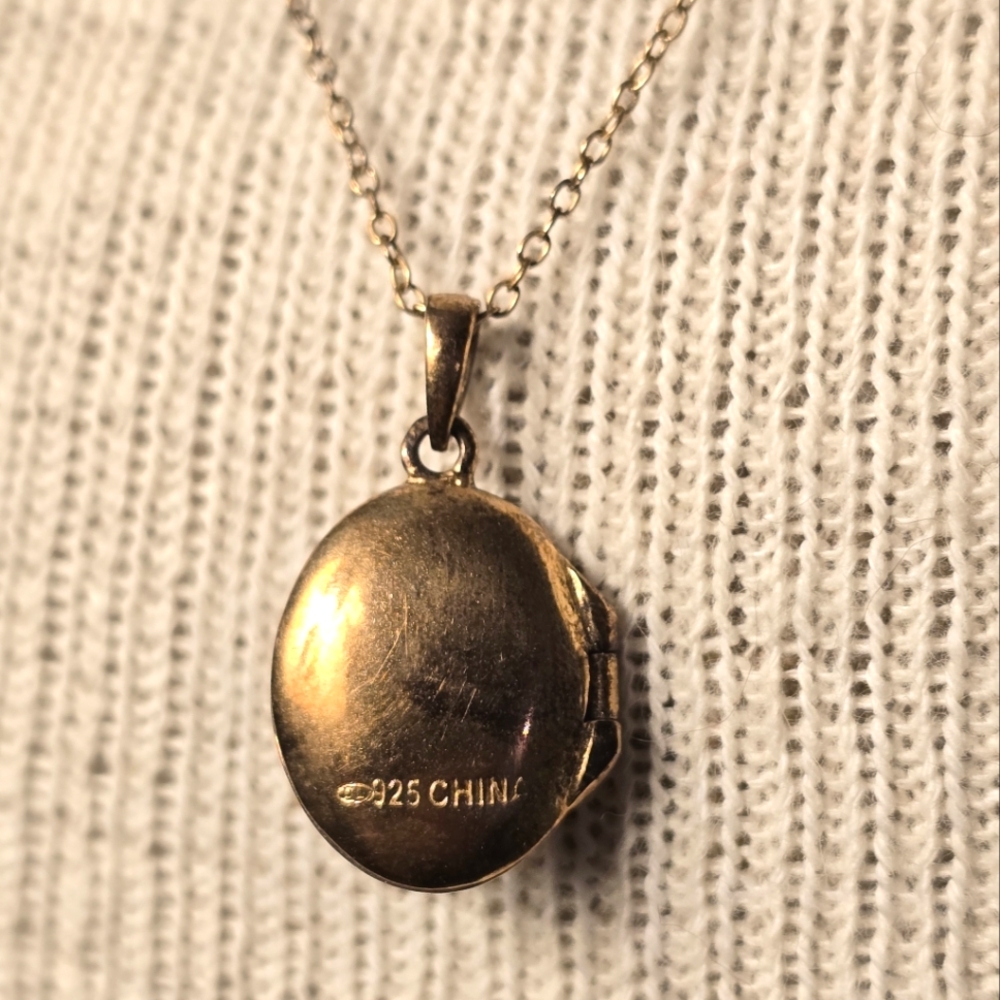 Gold Star Locket Necklace - Picture 3 of 5